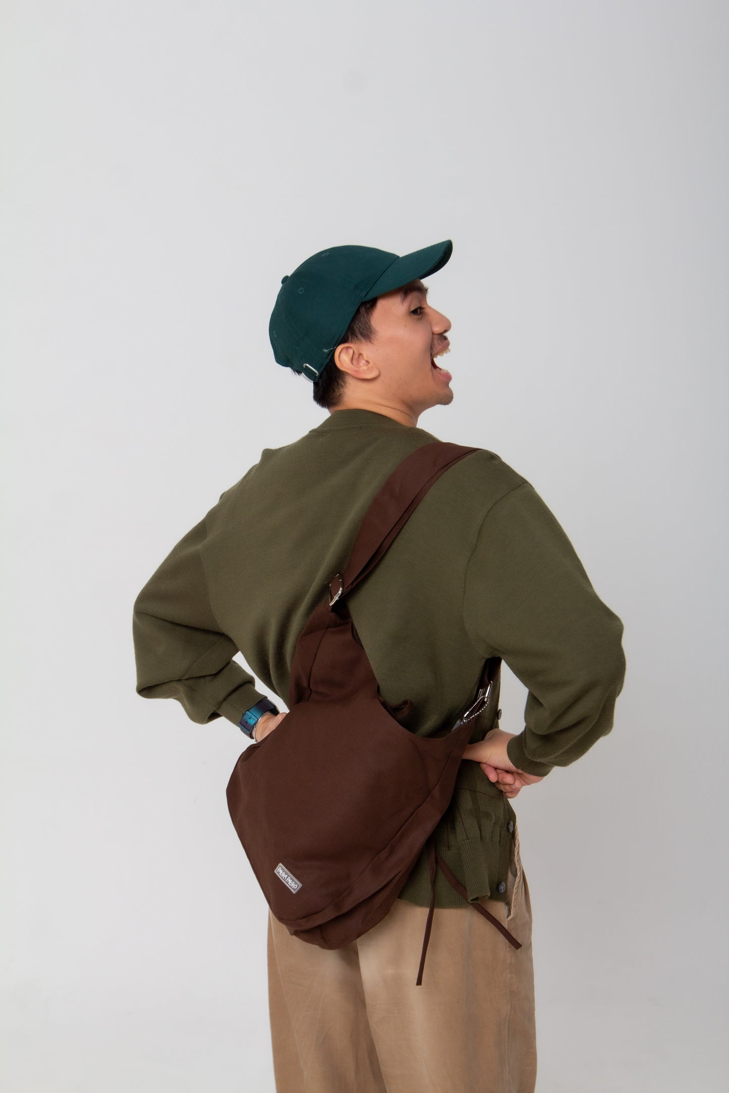 Relaxed Messenger Bag in Hazelnut Brown